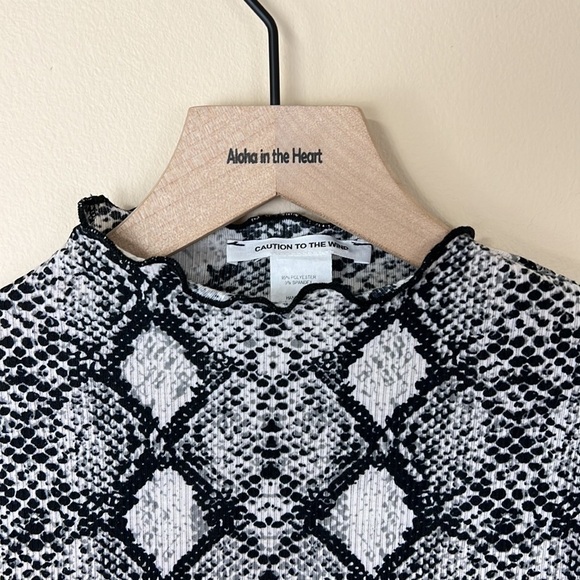 Snakeskin print semi-sheer Tee - Picture 4 of 5